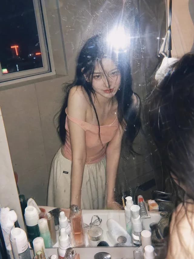 偷拍夜间浴室肖像 preview image 1