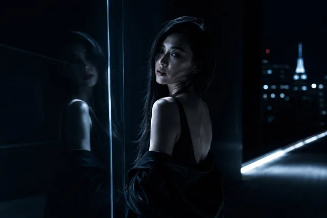 喜怒无常的夜晚阳台时尚肖像 preview image 1